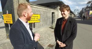 Corona over Europa – Globalisering og det indre markeds begrænsninger Corona over Europa. Journalist og politikere taler foran et Covid 19 testcenter.