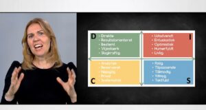 PepTalk 61 – Præsentationsteknik – Det svære publikum Gitte på fotoet holder foredrag om Præsentationsteknik. Emnet er Det svære publikum.