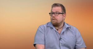 Vold Bag Facaden – Hvordan lever man videre efter forældrefremmedgørelse? Vold bag facaden. Denne episode er om: Forældrefremmedgørelse.